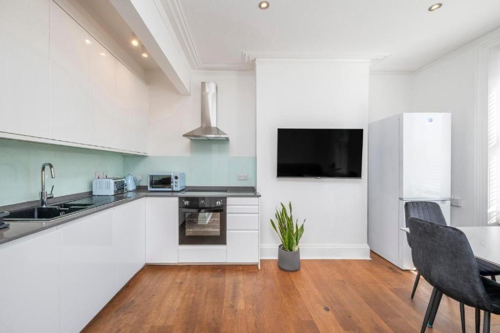Luxury 4 Bedroom Flat With Stunning Shard View From Terrace In Central London! Next To Station, Sleeps 9 Rom bilde